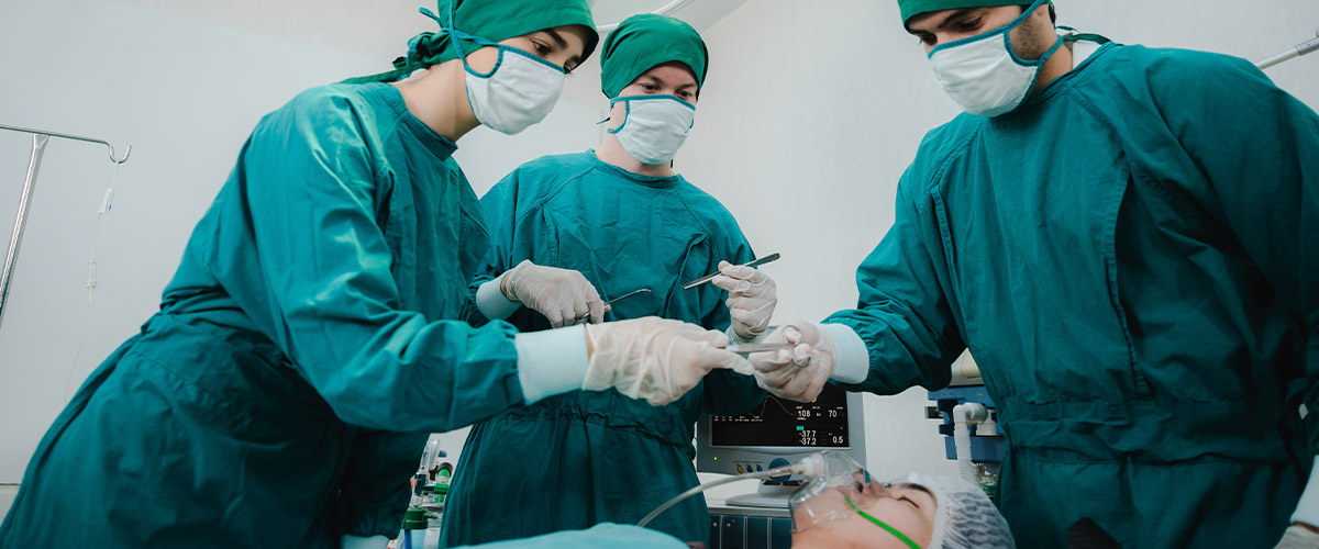 Błąd medyczny – od czego zacząć: dowody, opinie biegłych, terminy